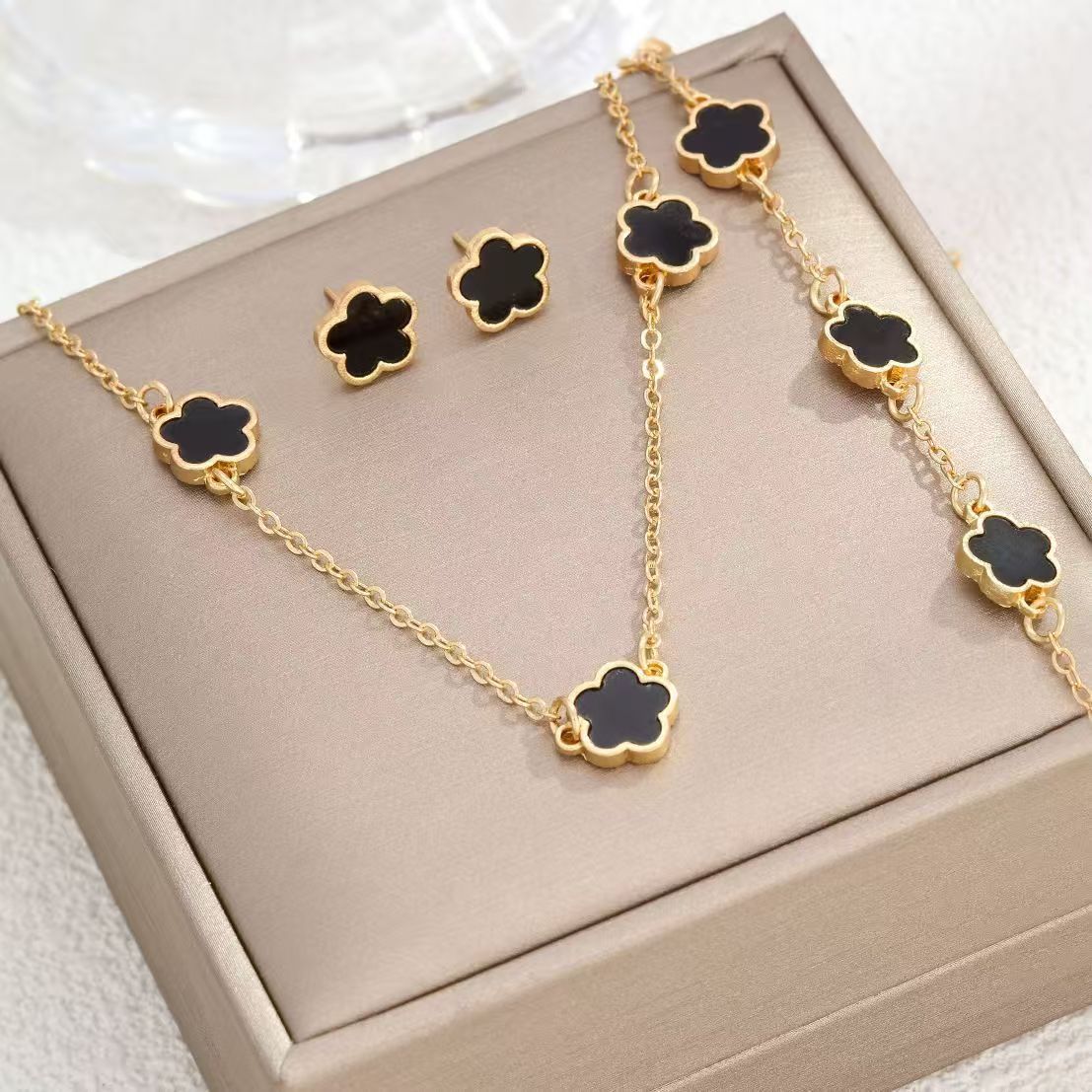 Women's Lucky Five Leaf Flower Fashion Simple Jewelry Set