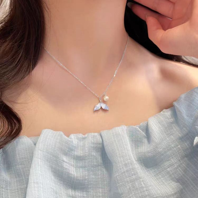 Women's French Fashionable Design Sense Frosty Style Special Interest Light Necklace